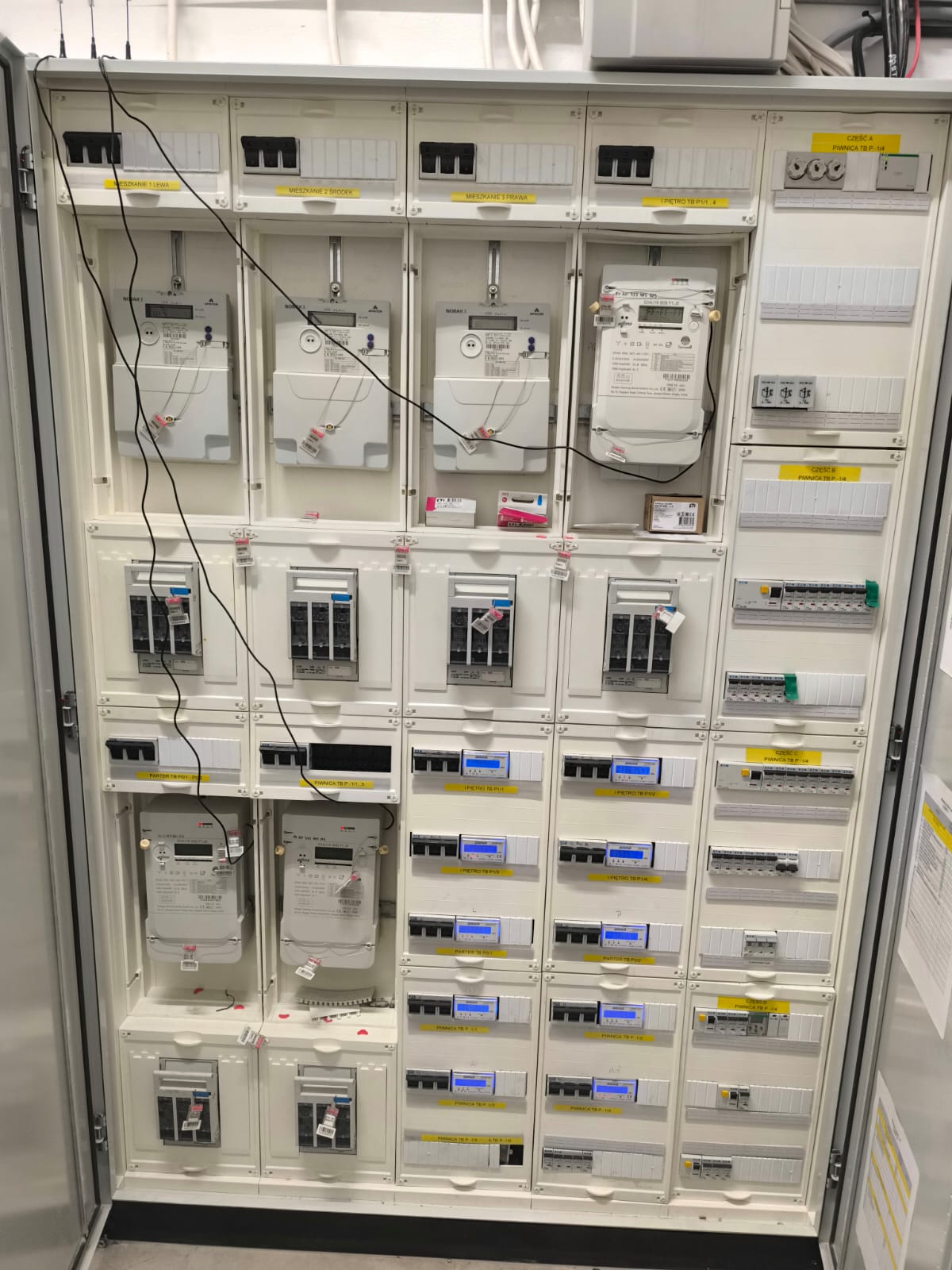 Usługi elektryczne i pomiary – instalacje w budynkach mieszkalnych, biurowych i przemysłowych